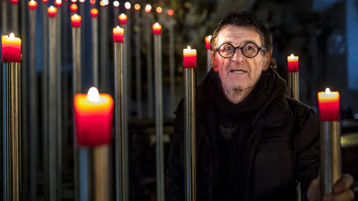 Diese Kunst ist im Weg: Brandy Brandstätter hat mit Hilfe von 129 Edelstahl-Stelen ein überdimensionales Kreuz in den Klagenfurter Dom gebaut.