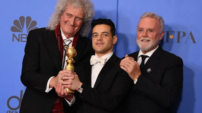 Auszeichung in der Kategorie "Bestes Filmdrama" und "Bester Schauspieler" in einem Filmdrama für "Bohemian Rhapsody": Freude bei Rami Malek (Mitte) mit den Queen-Bandmitgliedern Roger Taylor (rechts) and Brian May (links.