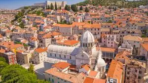 Das mittelalterliche Šibenik wartet mit einer spektakulären Kathedrale, engen Gassen, vielen Stufen und mehreren Burgen auf