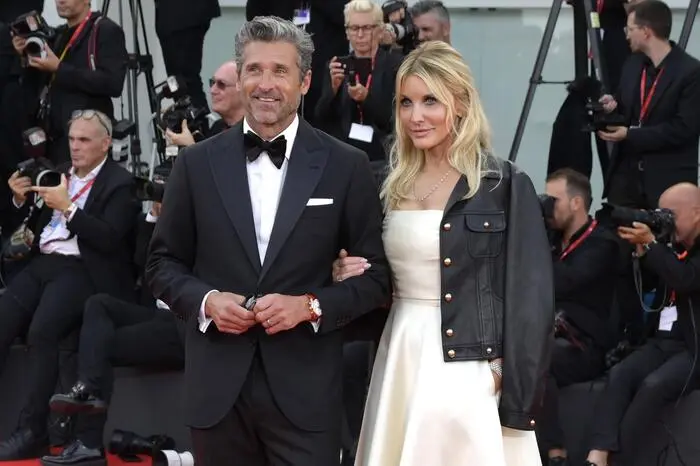 Patrick Dempsey mit Ehefrau Jillian Fink bei der Premiere des Kinofilms Ferrari auf der Biennale di Venezia 2023