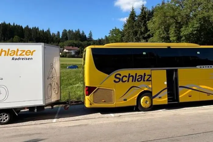 Den Heimtransport übernahm das Bärnbacher Busreiseunternehmen Schlatzer Reisen, Ernst Marcher saß am Steuer des Begleitfahrzeugs.