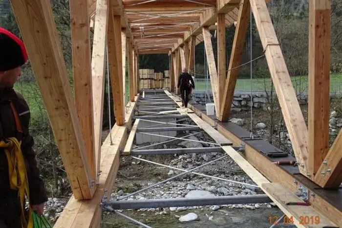 Die Holzbrücke weist eine Spannweite von 38,50 m auf. Sie ist auf zwei Widerla-gern, bestehend aus Stahlbeton auf einem flach gegründeten Fundamentbalken positioniert.