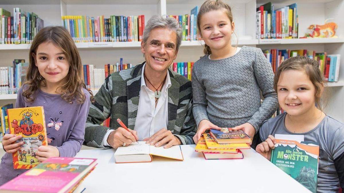 Lea, Anna und Sarah mit ihrem lieblingsautor Thomas Brezina in der Landesbibliothek 