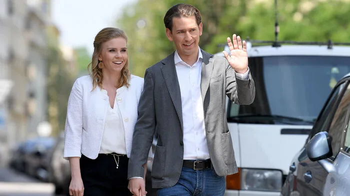 Bundeskanzler Sebastian Kurz kam mit seiner Lebensgefährtin Susanne Thier zur Stimmabgabe