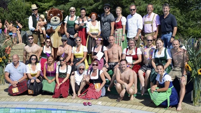 Eine Portion Mut, gute Laune und zwölf Paare im Sprungdirndl &amp; Kampflederhose...  