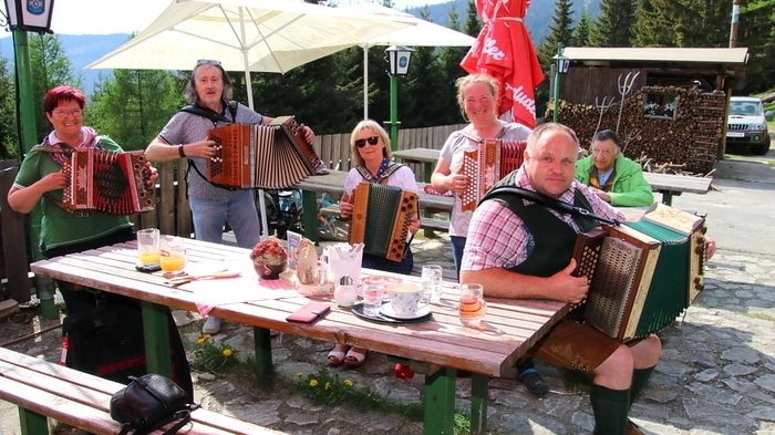 Mit herkömmlichen „Beten“ hat dieser Musikantenstammtisch nichts zu tun, „aber das Singen und Musizieren in freier Natur ist ja auch eine Form von Andacht“ meint Hüttenwirtin Martha Reischl.