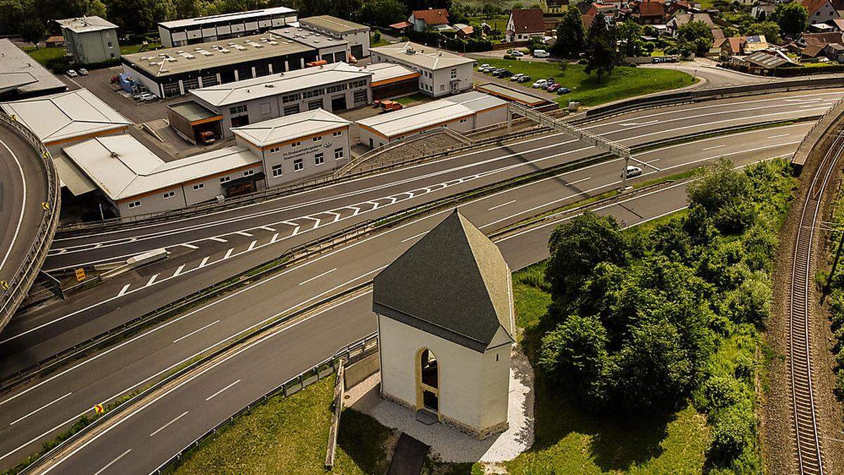 Die Heiligen Geist-Kapelle in Bruck hat einen sehr markanten Standort: eingeklemmt zwischen Schnellstraße und Eisenbahn