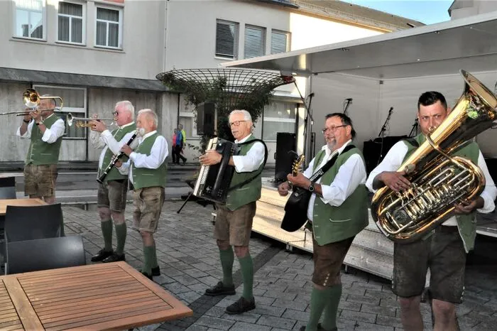 Bei Sonnenschein holten die sechs Akteure der „Voitsberger Jagamusi“erfolgreiche Hits der bekanntesten weststeirischen Musikgruppen wie den Kern-Buam, der Kapelle Kager, den Brandstätter-Buam und anderen aus der musikalischen Schatzkiste. Natürlich wurden aber auch eigene Stücke gespielt.