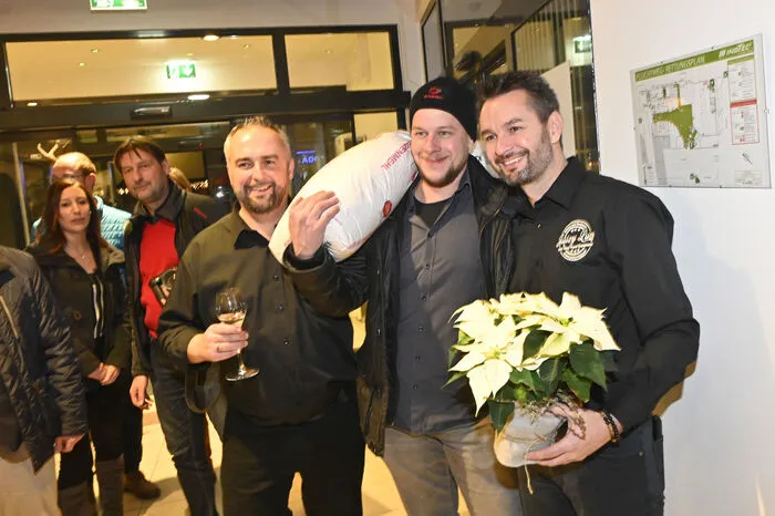 Symbolisch mit einem Mehlsack gratulierte Otto Glanzer, hier mit Christian Kalt und Daniel Ramsbacher.