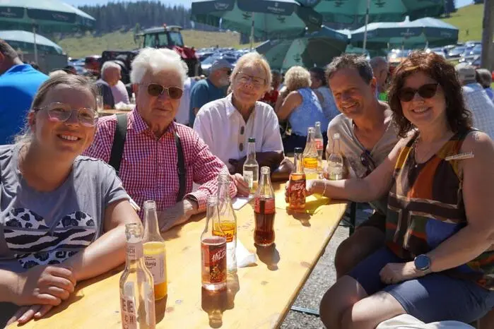 Eine besondere Rolle spielt der Heidensterz: Der dafür verwendete Buchweizen wird auch in der Region angebaut. Während rundherum die Sterzpfannen über dem Feuer stehen, hat auch die Wirtin selbst alle Hände voll zu tun. Pötz verbringt den Tag an ihren Kesseln und kocht Schwammerl- und Rahmsuppe.