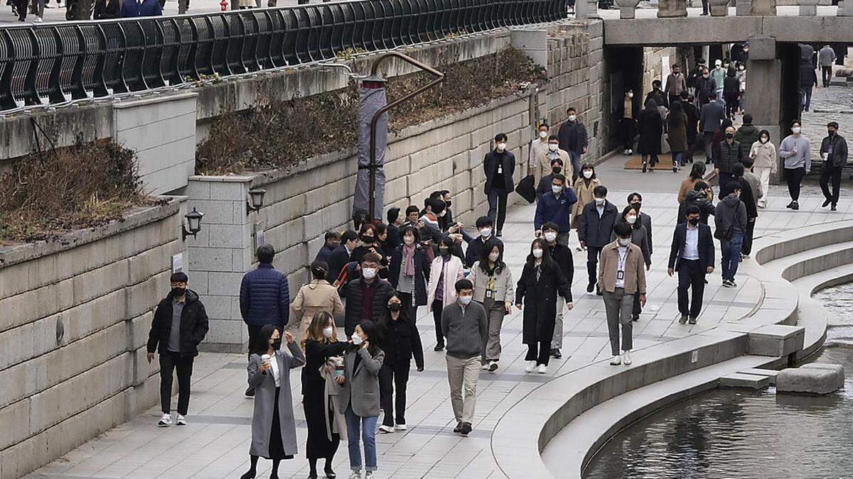 Die Maske gehört fest zum Straßenbild in der südkoreanischen Hauptstadt Seoul.