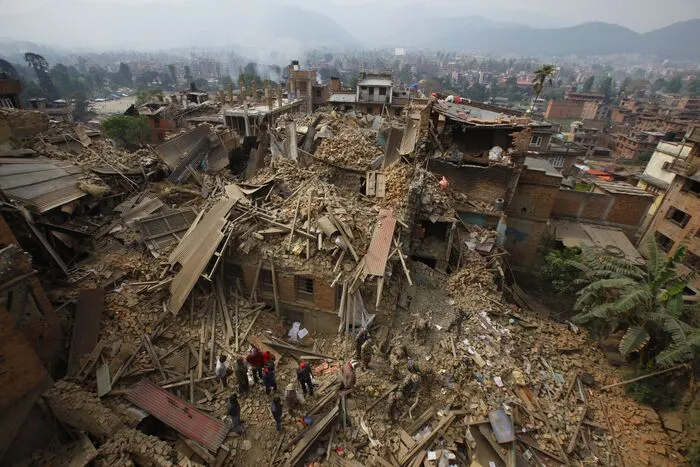 Am Sonntag erschütterten Nachbeben mit einer Stärke bis zu 6,7 die Hauptstadt Kathmandu. Dort suchten Rettungskräfte zum Teil mit bloßen Händen in den Trümmern nach Verschütteten.