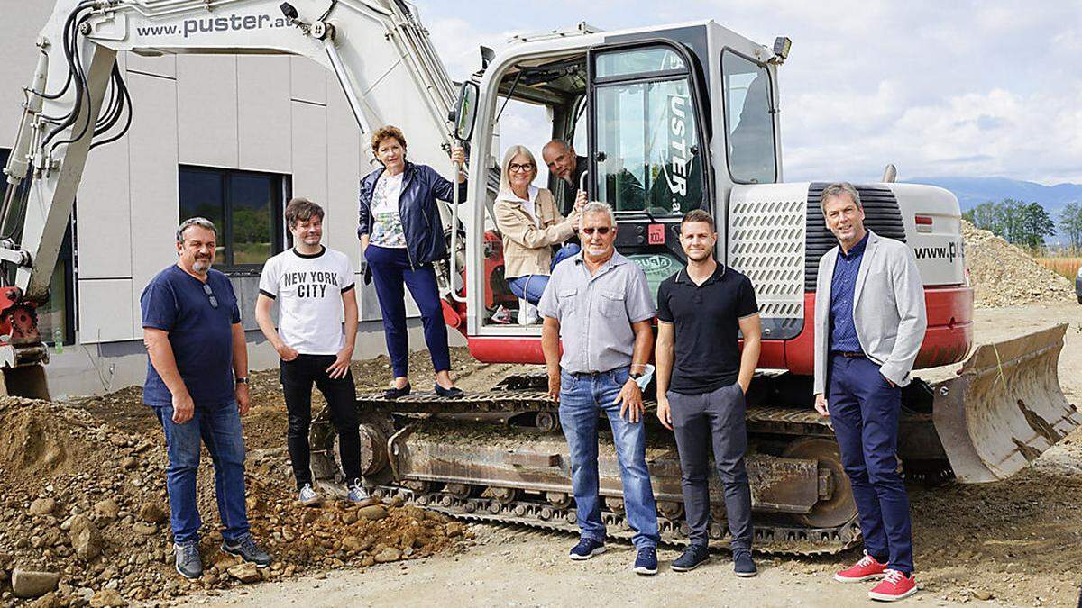 Zweite Landtagspräsidentin Gabriele Kolar, Landtagsabgeordneter Wolfgang Moitzi und Umweltlandesrätin Ursula Lackner bei der Besichtigung der Baustelle