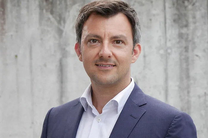 Für Vorarlbergs SPÖ-Chef Martin Staudinger ist Andreas Schieder nach dem Rückzug Christian Kerns als Spitzenkandidat für die Europawahl "sehr sehr gut vorstellbar". Dies sagte Staudinger im APA-Gespräch. "Ich halte ihn aufgrund seiner europa- und außenpolitischen Kompetenz für sehr gut geeignet", meinte der Vorarlberger Vorsitzende. Die Partei verfüge aber darüber hinaus über einen "Pool an guten Kandidaten", betonte Staudinger, der Ende September zum Vorsitzenden der Ländle-SPÖ gewählt worden war. Bei der Präsidiumsklausur am Sonntag werde jedenfalls über diese Frage beraten. Eine Entscheidung müsse dabei aber nicht unbedingt fallen. Die Sozialdemokratie könne sich durchaus etwas Zeit lassen - schließlich sei auch bei den anderen Parteien die Spitzenkandidaten-Frage noch offen. Für den Rückzug Kerns zeigte Staudinger Verständnis: "Ich kann die persönlichen Gründe, die er genannt hat, nachvollziehen". Er könne verstehen, dass sich der Altkanzler manche Dinge, die mit der politischen Tätigkeit offenbar einhergehen würden, "nicht mehr antun" will.