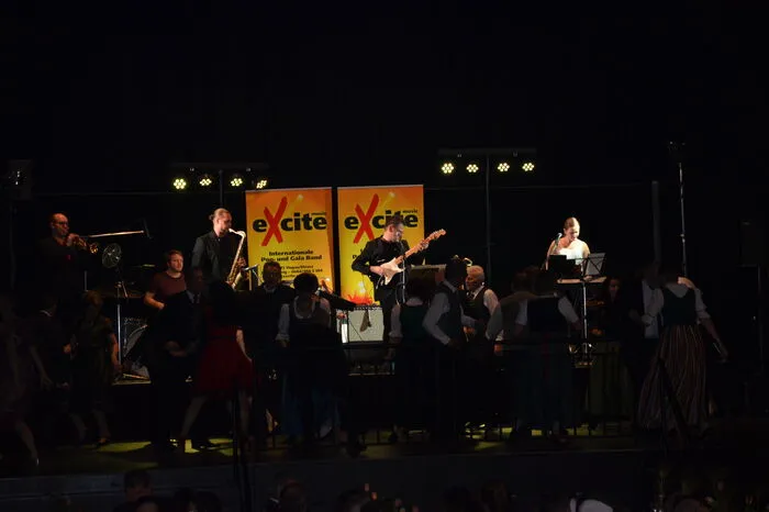 Die Band "eXcite hot six" bot im großen Ballsaal für abwechslungsreiche Tanzmusik.