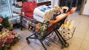 News Bilder des Tages 14.03.2020 SCHWEIZ , Einkaufswagen voller Lebensmittel . Angst vor dem Coronavirus *** 14 03 2020 SWITZERLAND , Shopping trolley full of food Fear of coronavirus