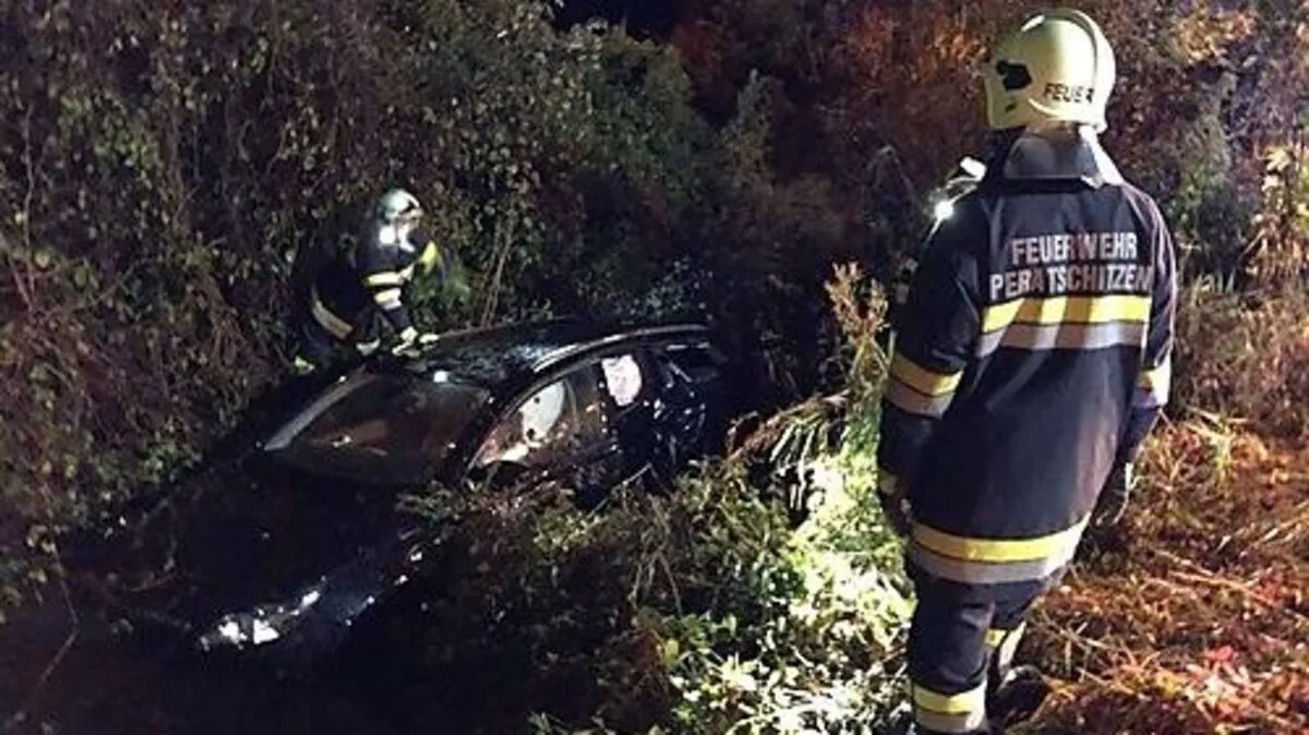 Die Feuerwehr musste das Fahrzeug aus dem Bach holen