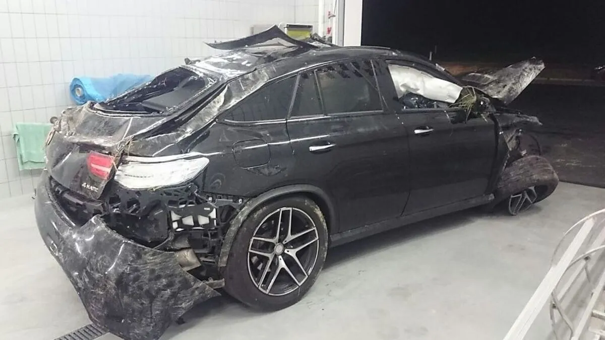 Die Feuerwehr stellte das total beschädigte Auto sicher ab