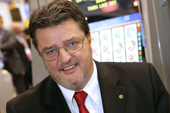 In den 1970er Jahren begann Johann Graf in Österreich mit dem Vertrieb von Flipper-Automaten, die er in Gasthäusern aufstellte. In den 1980er stieg er auf die Herstellung von Glücksspielautomaten um. Heute ist die Novomatic AG einer der wichtigsten Player in diesem Markt. Das Vermögen von Johann Graf beträgt 5,5 Milliarden Euro.