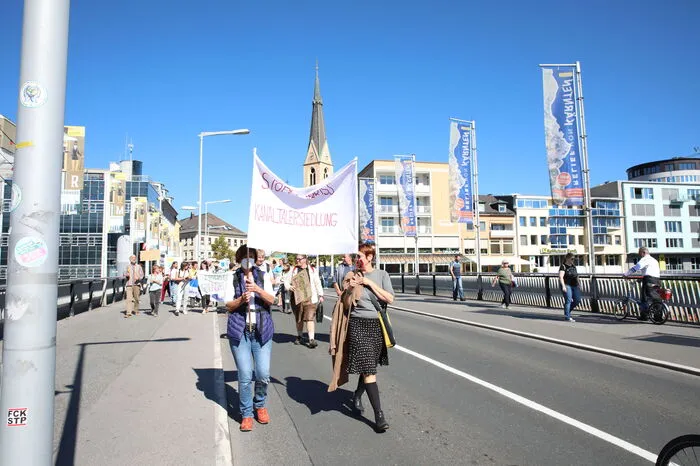 Der Demonstrationszug startete beim Villacher Hauptbahnhof und ging über die Stadtbrücke ...