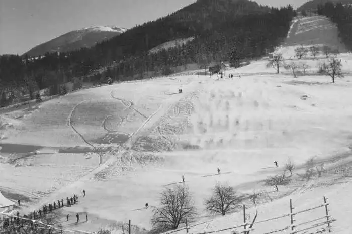 In der Gemeinde Sittersdorf gab es noch bis vor wenigen Jahren die Möglichkeit, am Sagerberg beim Berggasthof Benetek und oberhalb am Simonberg Ski zu fahren. Am Sagerberg gab es zunächst ab 1963 zwei Pendlerlifte (Foto), die jeweils nur vier Personen auf einmal transportieren konnten. "Sie wurden 1968 abgebaut und durch einen Schlepplift ersetzt, der schon 48 Bügel hatte und etwa 600 Meter lang war", erinnert sich Michael Petschnig zurück, dessen Vater Liftwart am Sagerberg war. Der Lift hatte im Laufe der Jahre mehrere Betreiber, etwa im Jahr 2000 wurde der Betrieb laut Petschnig eingestellt.