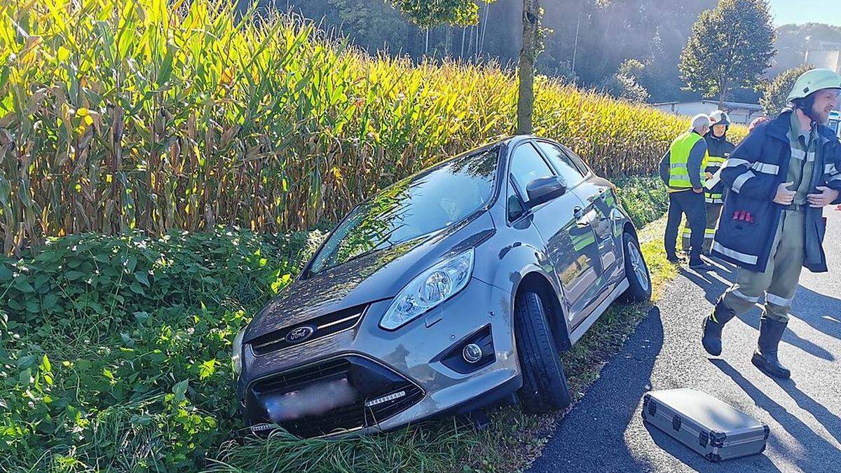 Pkw war in Auersbach den Straßengraben gerutscht