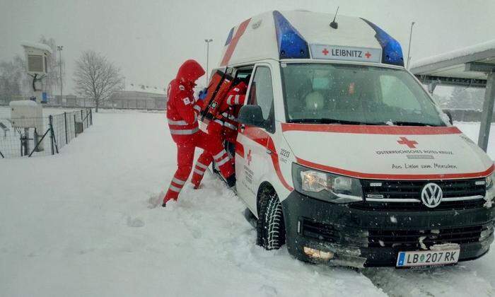 Das Rote Kreuz musste zu einigen Verkehrsunfällen und nach Stürzen ausrücken