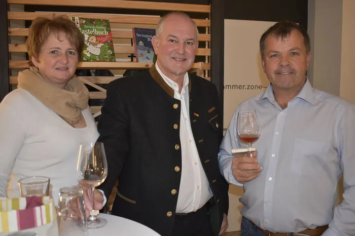 Die Winzerfamilie Karin und Rupert Ulrich ist aus St. Anna am Aigen angereist, um persönlich ihren Weißburgunder zu präsentieren. Unter den Gästen war auch Bürgermeister Helmut Ofner.
