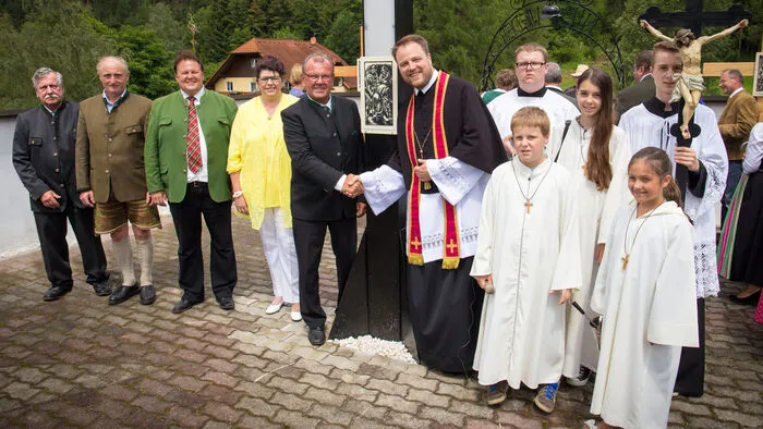 Im Rahmen des 6. Kammerner Marktfestes fand auch dieSegnung des neu angelegten Kreuzweges mit einer Prozession von der Pfarrkirche zum Kriegerdenkmalauf dem Kalvarienberg statt. Die Prozession wurde vom Musikverein Kammern und Dechant P. Clemens Grill angeführt, der die Segnung vornahm. Neben wetterfesten Besuchern waren auch LAbg. Helga Ahrer, Bürgermeister Karl Dobnigg, Vizebürgermeister Hannes Nimpfer,Gemeindekassier Anton Kühberger und weitere Vertretern der Marktgemeinde mit dabei.