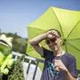 Mann mit Sonnenschirm