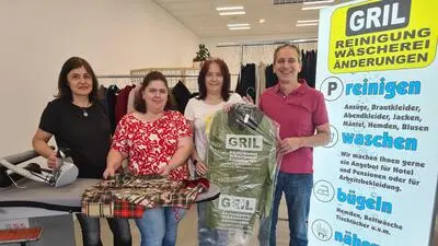 Drei Frauen und ein Mann sind am Bild zu sehen