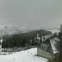 Am Berg ist es schon weiß, im Tal bewölkt mit leichtem Schneefall