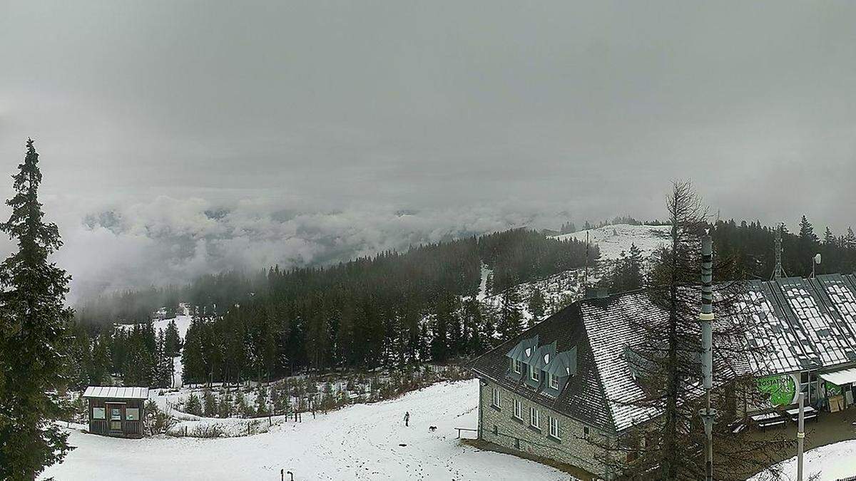 Am Berg ist es schon weiß, im Tal bewölkt mit leichtem Schneefall