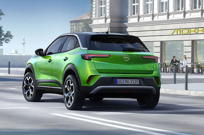 Als Mokka-e spult der Elektromotor maximal 100 kW (136 PS) und 260 Newtonmeter Drehmoment ab, während die 50-kWh-Batterie laut WLTP-Zyklus für eine Reichweite von bis zu 322 Kilometern gut ist. Die Höchstgeschwindigkeit ist auf 150 km/h begrenzt.