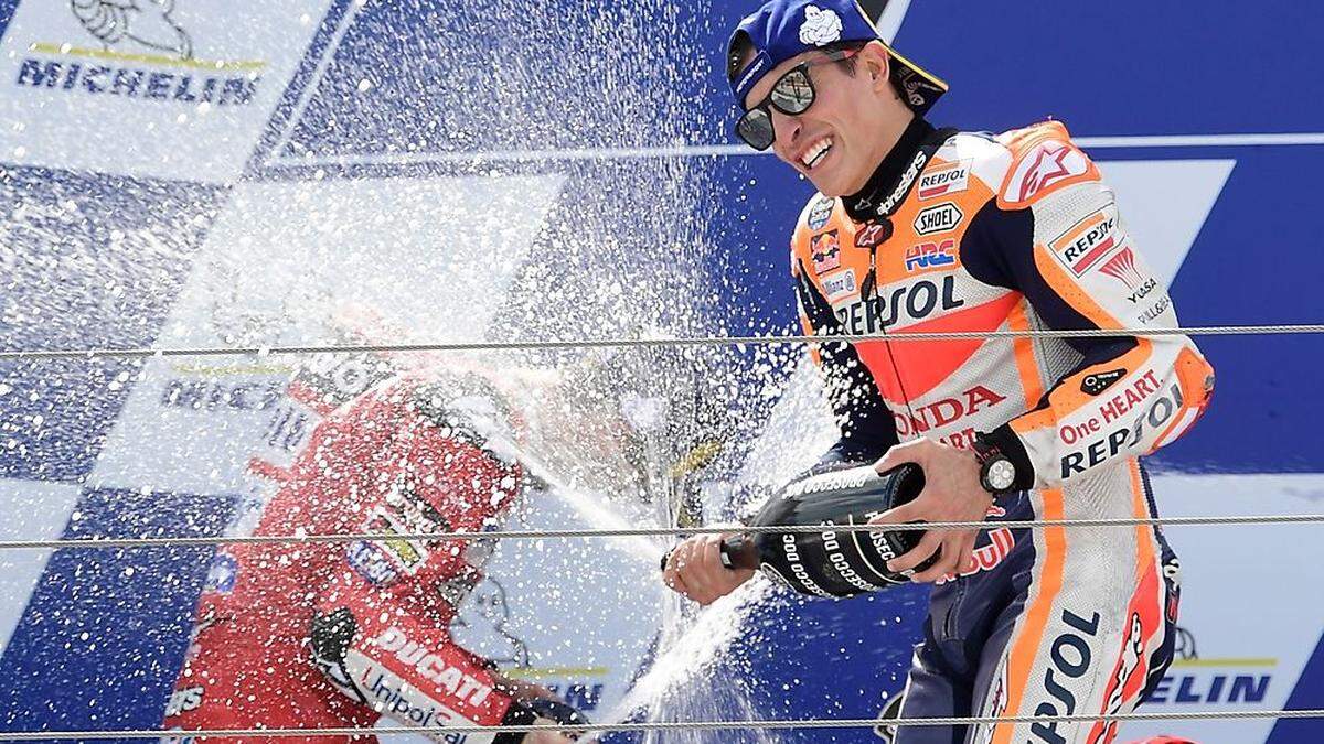 Ein gewohntes Bild: Marquez beim Feiern