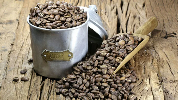Die perfekte Kaffeedose. Greifen Sie am besten zu jenen Dosen, die sich luftdicht verschließen lassen. So wird die Feuchtigkeit ferngehalten und die Dose sorgt für längeren und besseren Kaffeegenuss. Zu empfehlen sind lichtundurchlässige Keramikdosen, die über eine Gummiabdichtung verfügen. Materialien, die einen Eigengeruch haben, wie beispielsweise Plastikbehälter, sind für die Aufbewahrung nicht zu empfehlen. 