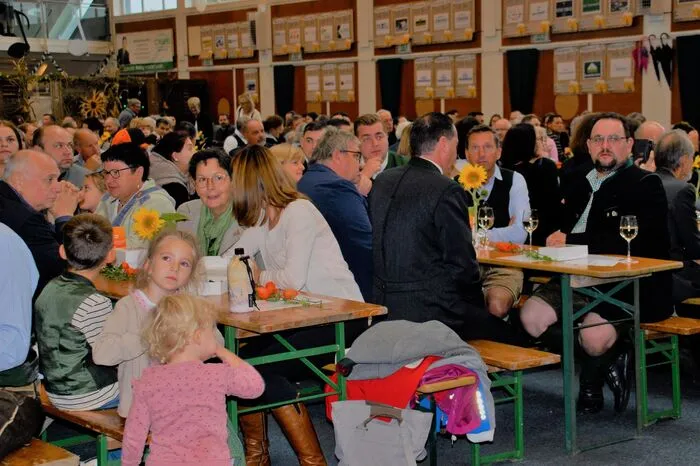 Die Sport- und Kuluturhalle, in die wegen des Schelchtwetters ausgewichen werden musste, war bestens besucht.