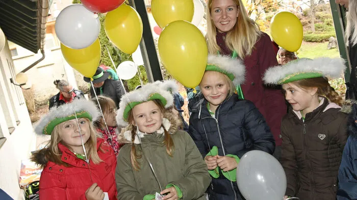 Pressesprecherin Alexandra Mandler inmitten der Kinder aus Kindergarten und Volksschule, die Hauptdarsteller beim Faschingswecken.