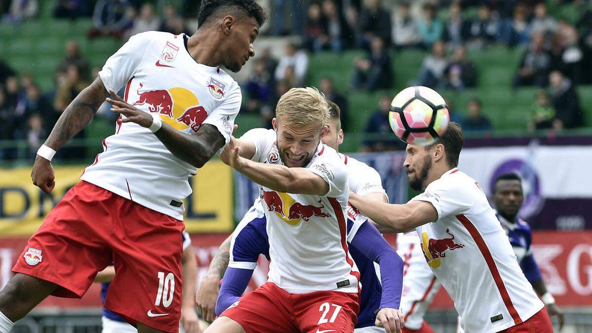 Begehrt: Konrad Laimer (Mitte) könnte zu RB Leipzig wechseln.