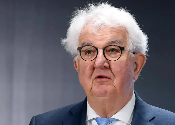 ABD0006_20201215 - WIEN - ÖSTERREICH: Robert Holzmann, Gouverneur der Österreichischen Nationalbank (OeNB), am Dienstag, 15. Dezember 2020, im Rahmen einer Pressekonferenz zum Thema 'Initiative zur Stärkung der Wirtschaftsbildung' in Wien. - FOTO: APA/HANS KLAUS TECHT