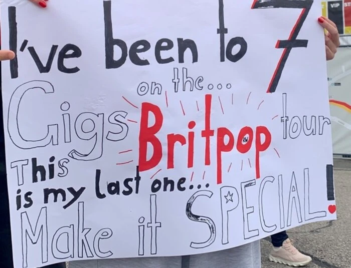 „Ich war schon auf sieben Gigs der Britpop-Tour. Das ist mein letztes Konzert, mach es special“ steht auf dem Plakat von Fan Claudia Fieger aus Wien