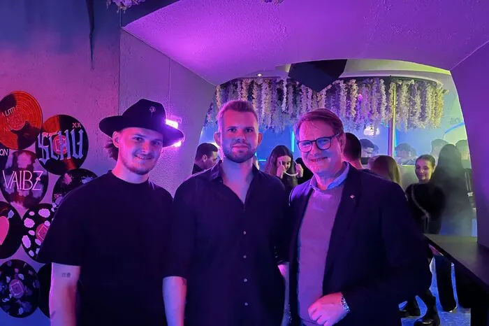 Auch Bürgermeister Marcus Martschitsch ließ sich die Eröffnung nicht entgehen - hier mit Club-Inhaber Raphael Grassel (Mitte) und dessen Kooperationspartner Felix Koller (links)