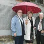 Marjan Sturm, Lucka Lazarev und Josef Feldner (v.l.) enthüllten gemeinsam die Gedenktafel
