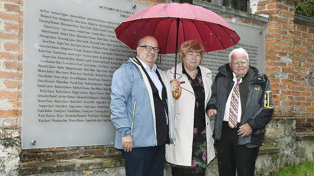 Marjan Sturm, Lucka Lazarev und Josef Feldner (v.l.) enthüllten gemeinsam die Gedenktafel