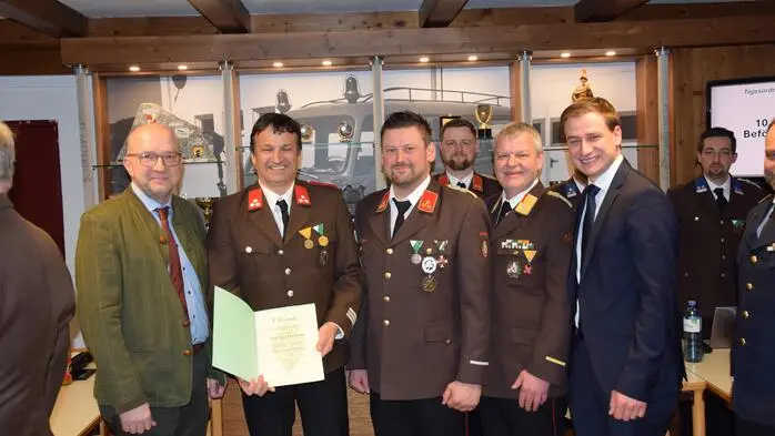 Bei der 120. Wehrversammlung der Freiwilligen Feuerwehr Rattenberg im Rüsthaus zog Kommandant HBI Josef Mayerdorfer Bilanz über ein arbeitsreiches Jahr und gab zugleich einen Ausblick auf das bevorstehende Jubiläumsjahr.