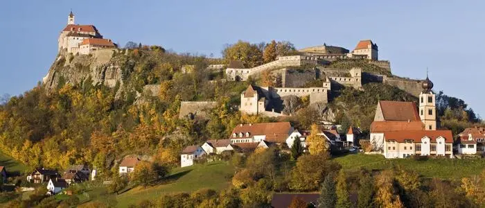 In herbstlicher Stimmung zeigt die Riegersburg so richtig, was sie kann