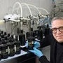 Michael Glatz mit dem naturtrüben Bio-Olivenöl und der neuen Abfüllmaschine