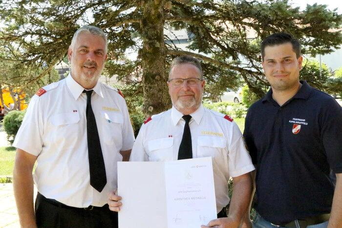 Für 40-jährige Feuerwehr-Tätigkeit wurde Siegfried Leitner junior (Mitte) mit dem Ehrenzeichen ausgezeichnet. 