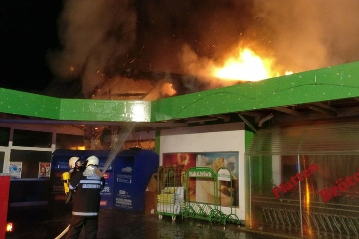 Die Flammen schlugen meterhoch aus dem Dachstuhl.
