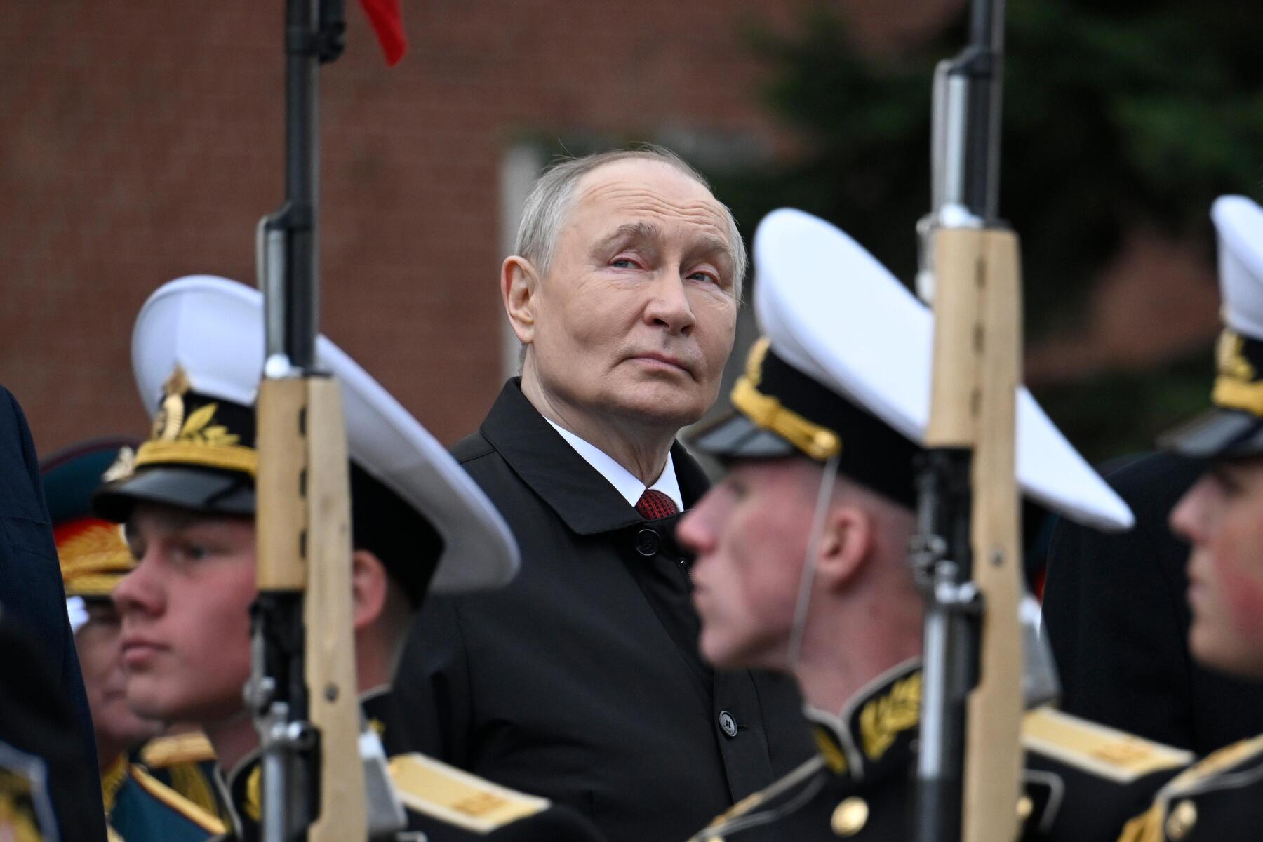 Parade in Moskau: Putin zeigt sich siegessicher im Ukraine-Krieg